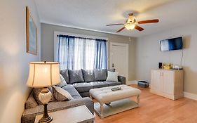 Beautiful Galveston Apt With Deck Less Than 3 Mi To Dtwn!